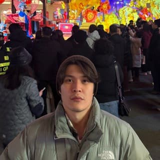 Никита Самбоцыренов говорит/показывает